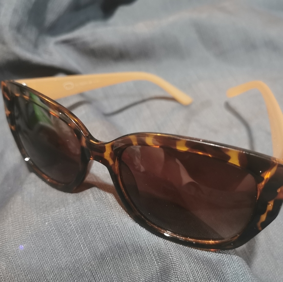 Oscar de la Renta sunglasses - Picture 2 of 4